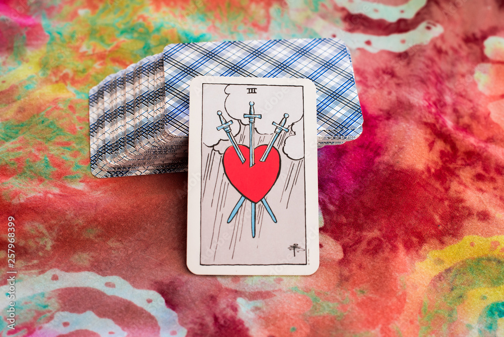 Fototapeta premium karta tarota z przebitym sercem