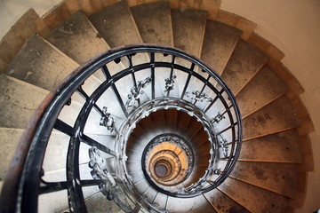 Fotobehang Trappen Sierlijke spiraaltrap met elegante curves  © Vladislav Gajic