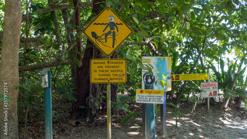 Warnschilder wegen Quallen und Krokodilen am Strand von Cape Tribulation in Queensland Australien
