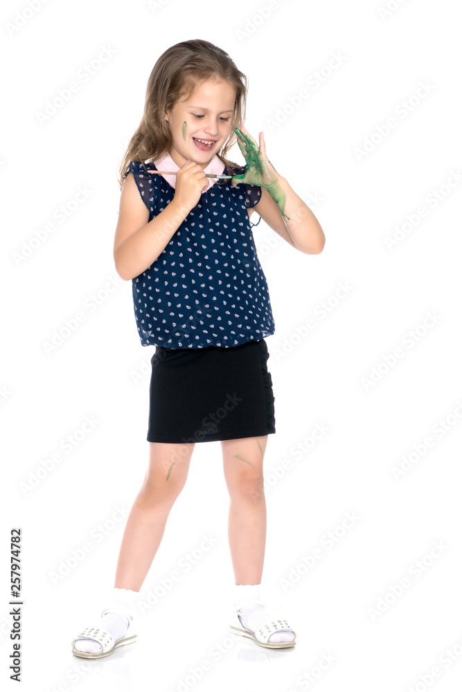 The little girl got dirty with the paints. The little girl got dirty with the paints.