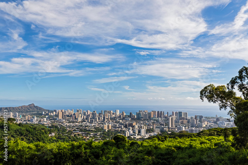 USA, Hawaii, Oahu, Puu Ualakaa State Park, View from Tantalus Lookout to Honolulu and Diamond Head
