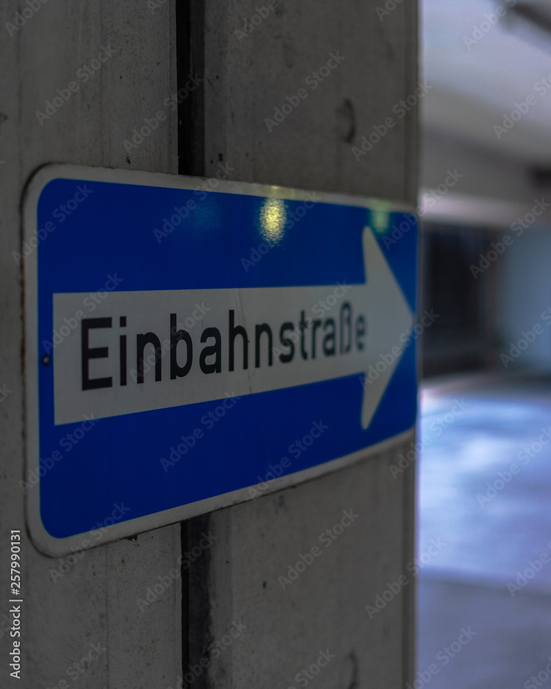 Einbahnstraße im Parkhaus an einer Wand mit untiefen schärfe Einbahnstraße im Parkhaus an einer Wand mit untiefen schärfe