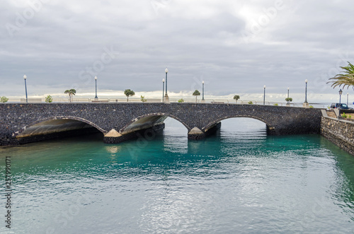 Obraz na płótnie Avenida Olof Palme with the bridge from the old harbor in Arrecife, Lanzarote