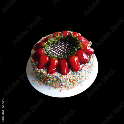 delicioso pastel de vainilla y chocolate con fresas y grageas photo