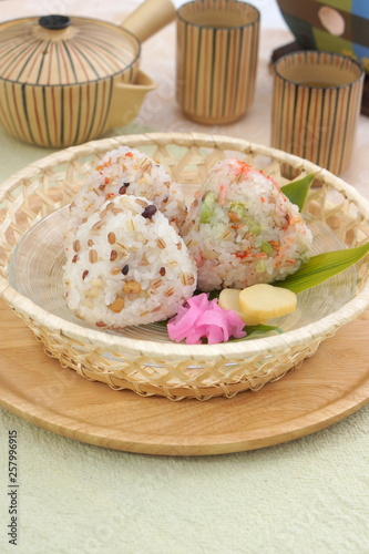 もち麦おむすび