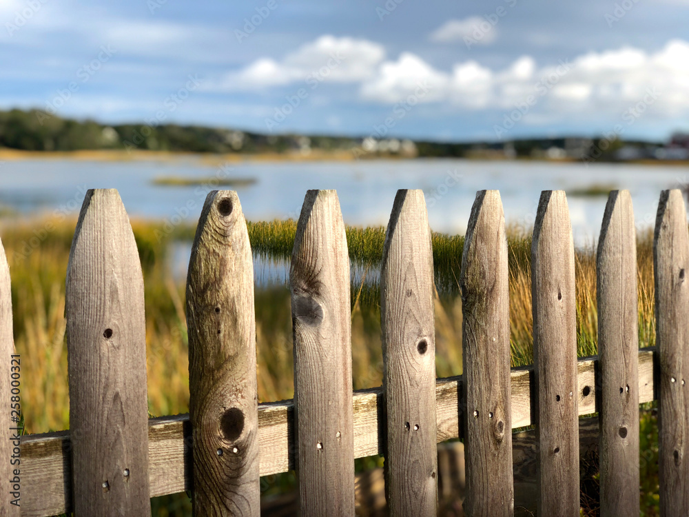 Obraz premium Wooden fence and water