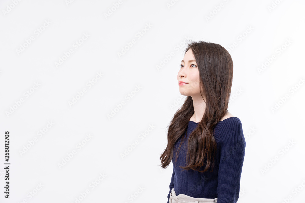 遠くを見つめる若い女性 遠くを見つめる若い女性