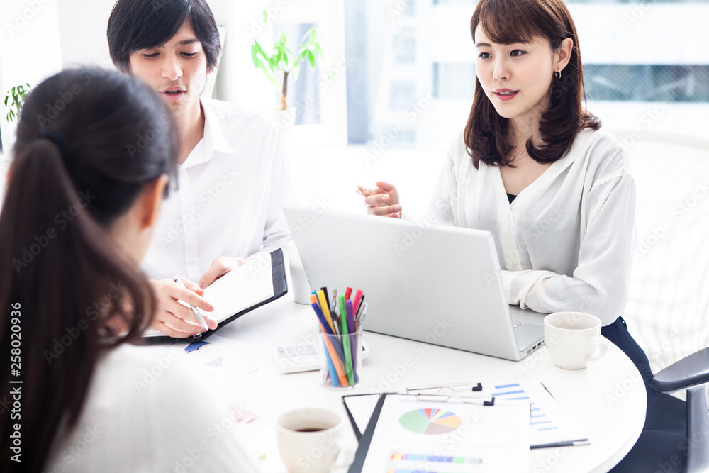 綺麗なオフィスで会議をする社員たち 綺麗なオフィスで会議をする社員たち