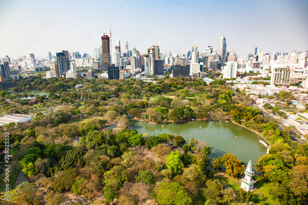 Obraz premium high buildings panorama downtown of Bangkok City and Lumpini park Thailand