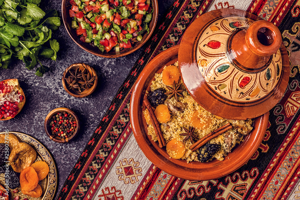 Φωτογραφία Traditional moroccan tajine of chicken with dried fruits and spices