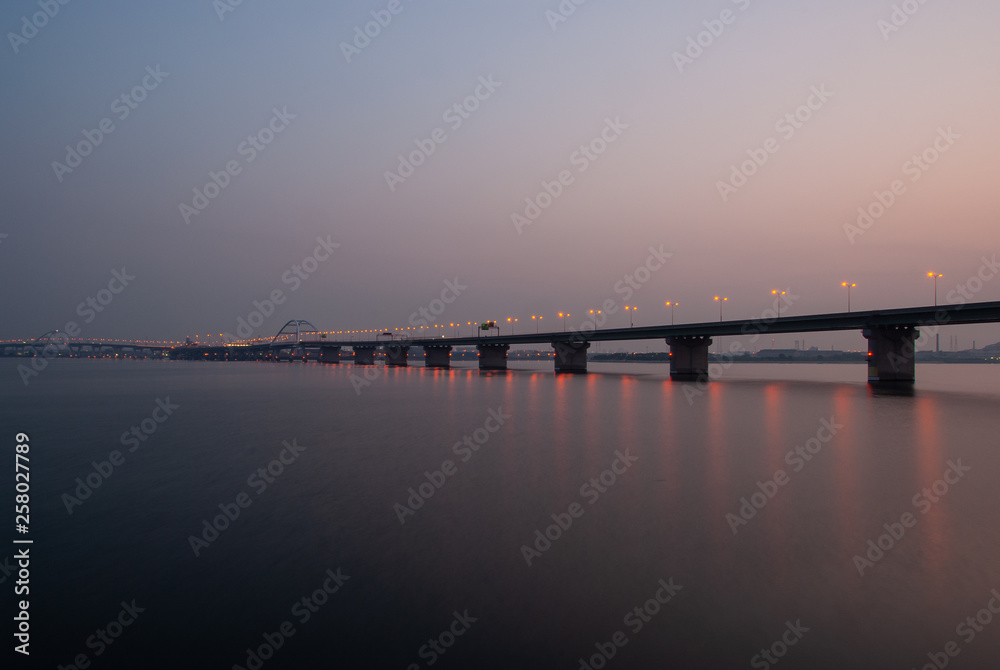 夜明けの大阪湾、大阪空港へ渡る橋