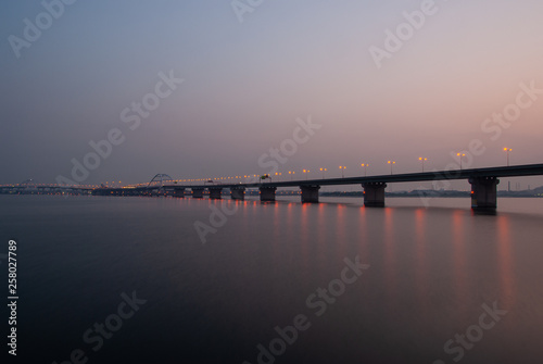 Wallpaper Mural 夜明けの大阪湾、大阪空港へ渡る橋 Torontodigital.ca