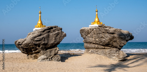 Fotografi Buddhist stupas at Ngwe Saung Beach on the Bay of Bengal in western Myanmar