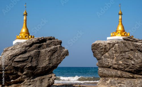 Fotografija Buddhist stupas at Ngwe Saung Beach on the Bay of Bengal in western Myanmar