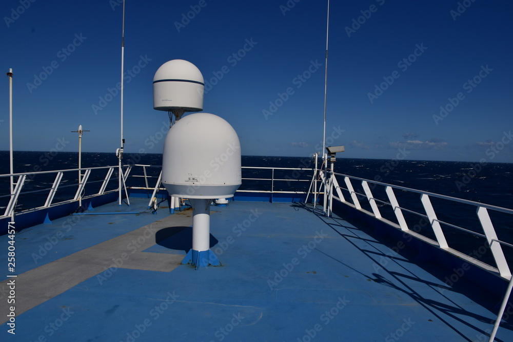 Ponte di una nave di linea durante una traversata nel mediterraneo durante la stagione invernale