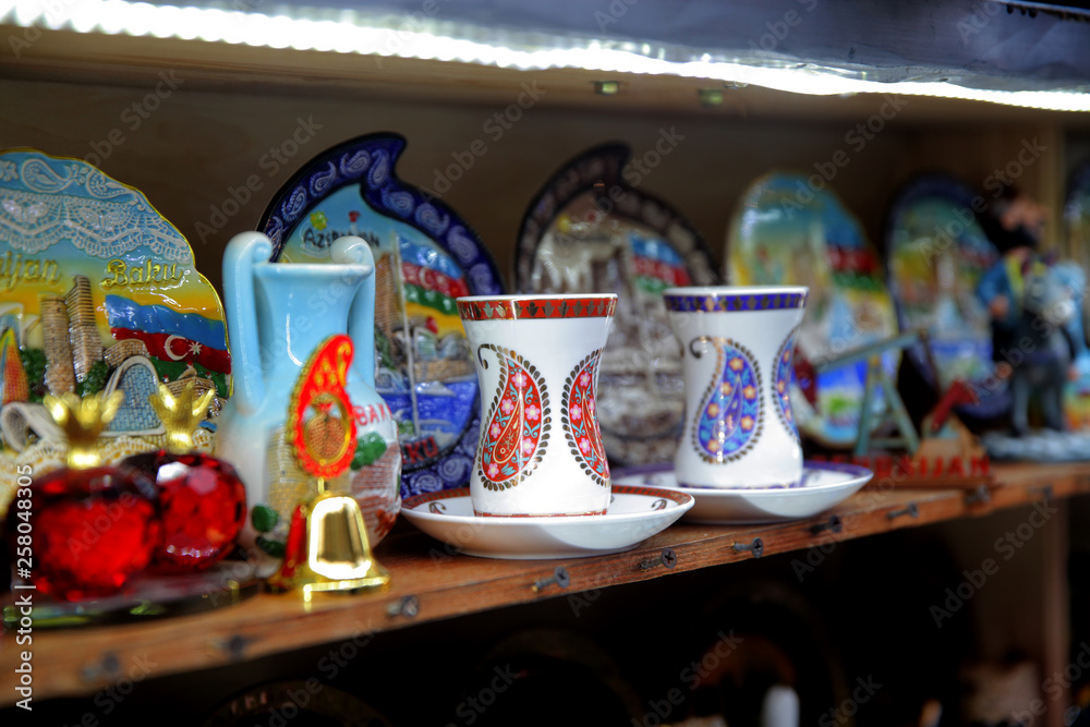Naklejka premium Armudu white glass with blue print in the form of a buta in the souvenir market. 