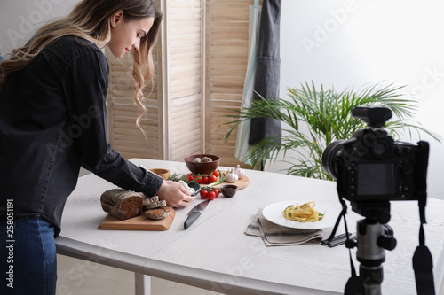 Female food photographer wo...