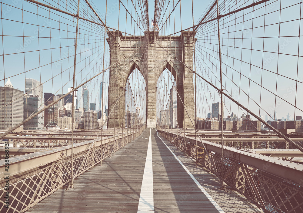 Fototapeta premium Retro stonowany obraz Brooklyn Bridge, Nowy Jork, USA.