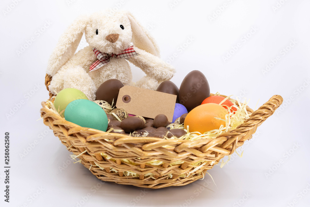 Panier Garniture De Paques Avec Oeufs Peints Oeufs En Chocolat Et Oeufs De Caille Avec Lapin De Paques Stock Photo Adobe Stock