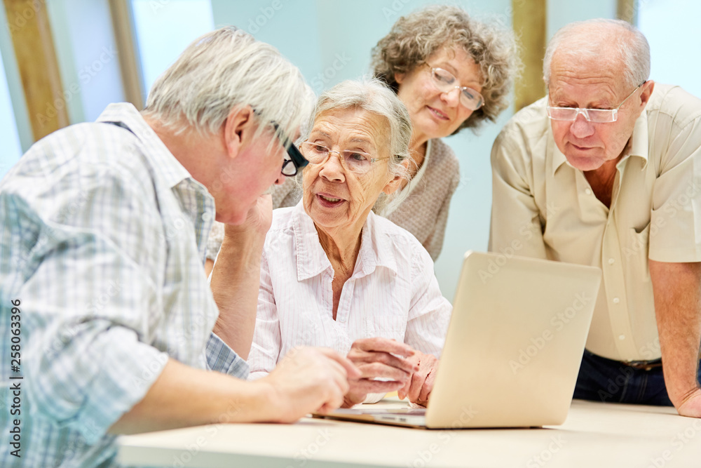 Senioren Gruppe voller Neugier am Laptop PC Senioren Gruppe voller Neugier am Laptop PC