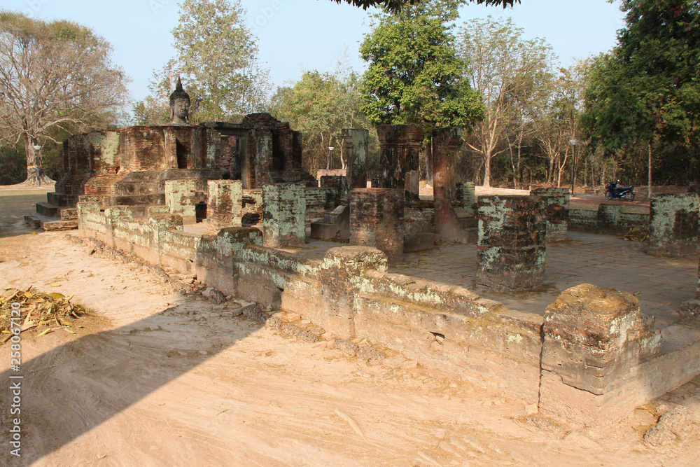 Buddhist temple (Wat Si Chum) in Sukhothai (Thailand) 