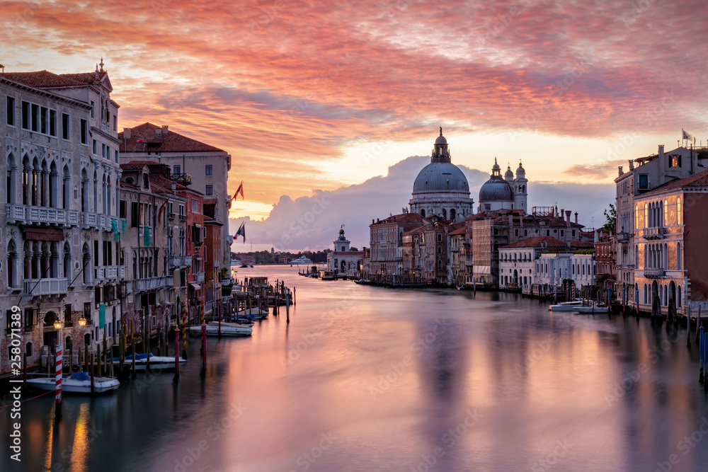 Sonnenaufgang über dem Kanal Grande in Venedig, Italien, ohne Menchen und Boote