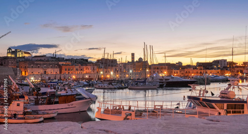 Tableau sur toile Tramonto sul porto di Bisceglie (Puglia)