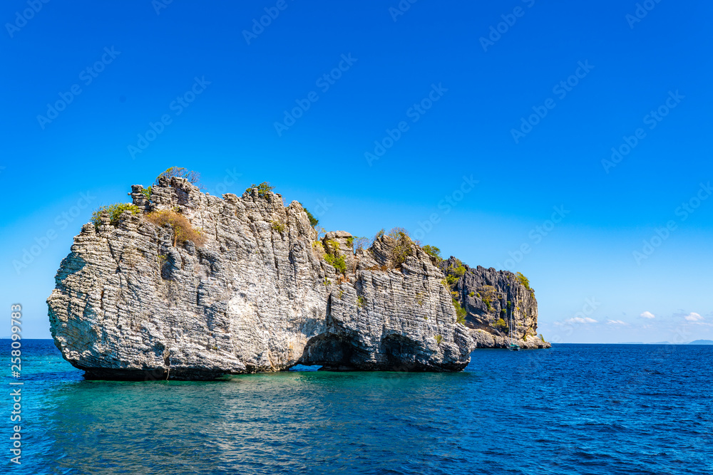 Steinige Insel Landschaft im Pazifik, Boote im smaragdfarbenen Meer