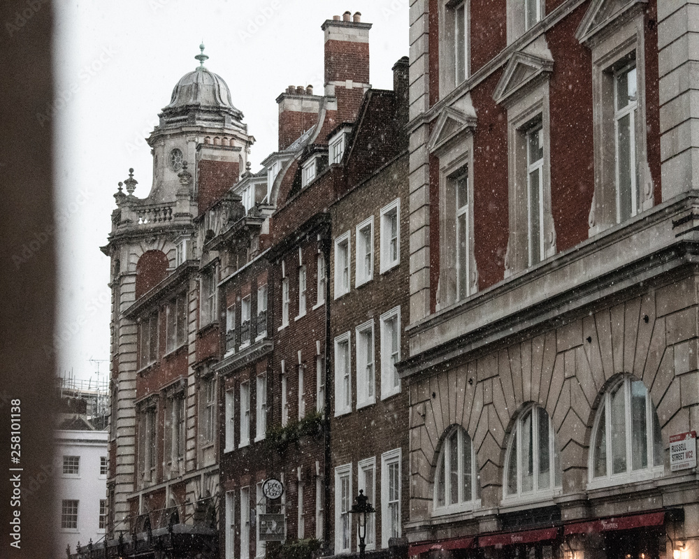 Obraz premium Snow frozen in time - London