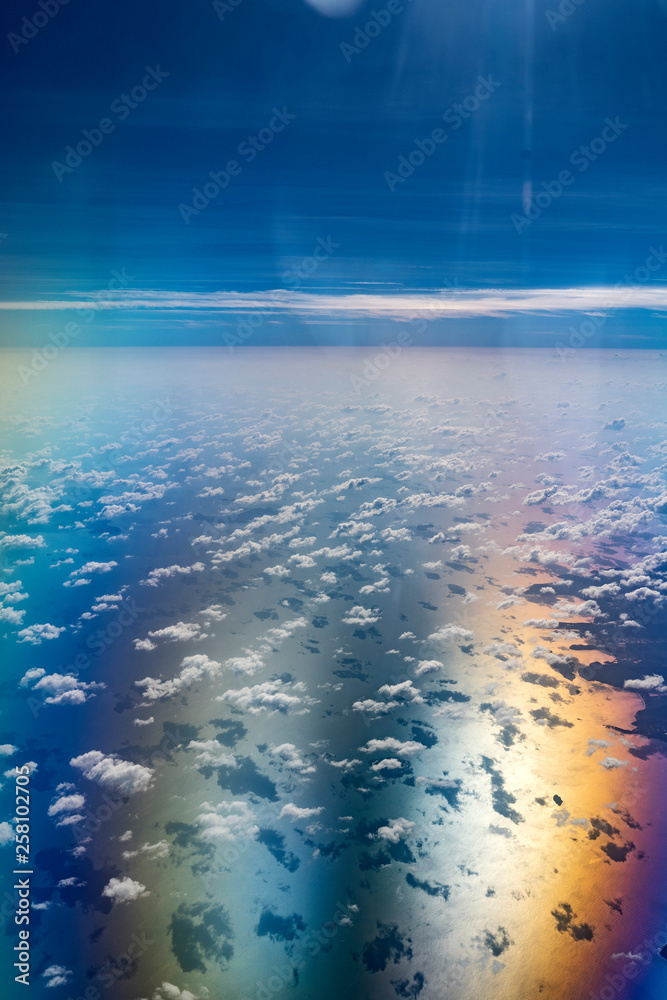 Naklejka premium Himmel und Wolken aus dem Flugzeug, polarisiert
