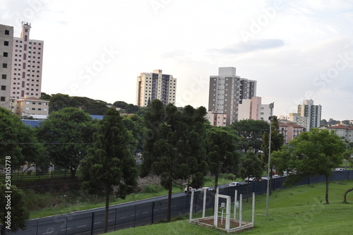 Horizonte com prédio e parque verde