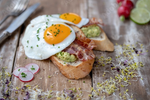 Strammer Max mit Avocado, Bacon und Spiegelei