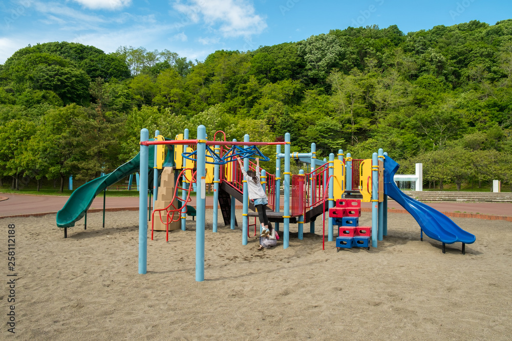 公園の複合遊具で遊ぶ子供stock Photo Adobe Stock