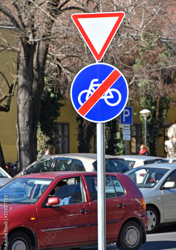 Yield and end of bicycle road signs photo
