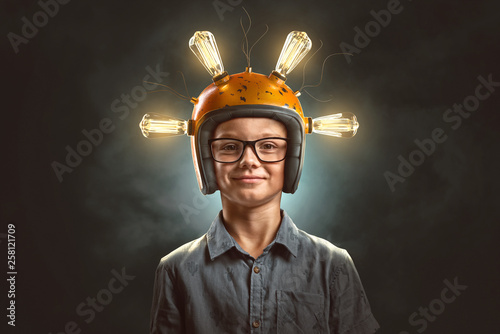 Schlaues Kind mit Glühbirnen-Helm photo