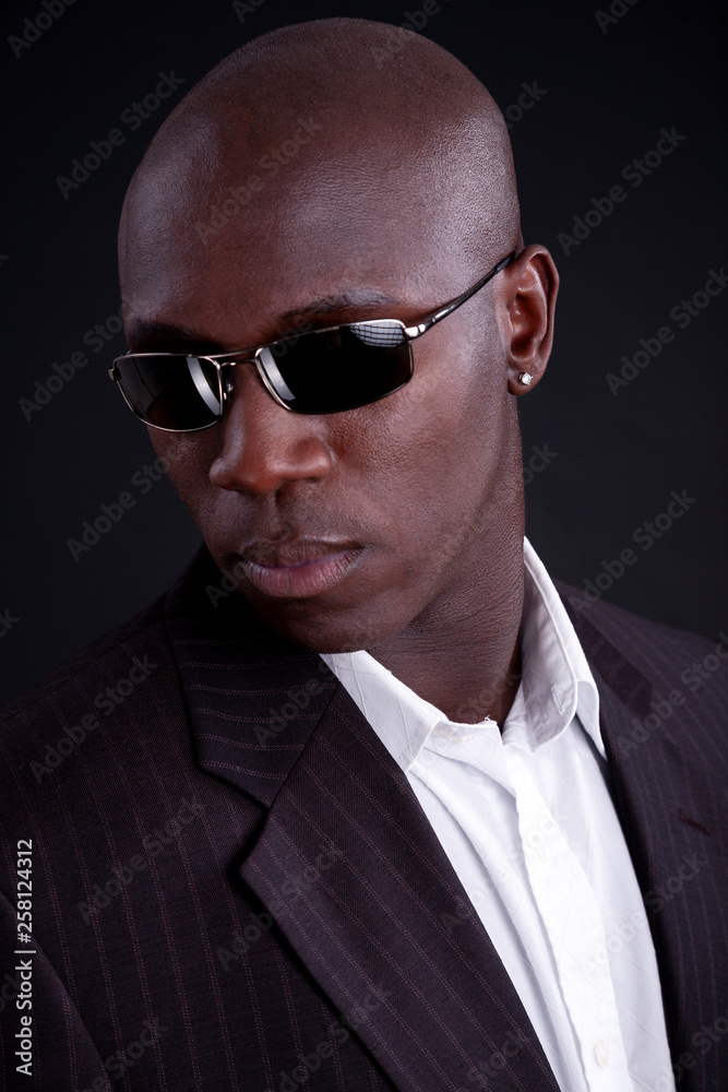 Afroamerikanischer Mann mit Brille Porträt Afroamerikanischer Mann mit Brille Porträt
