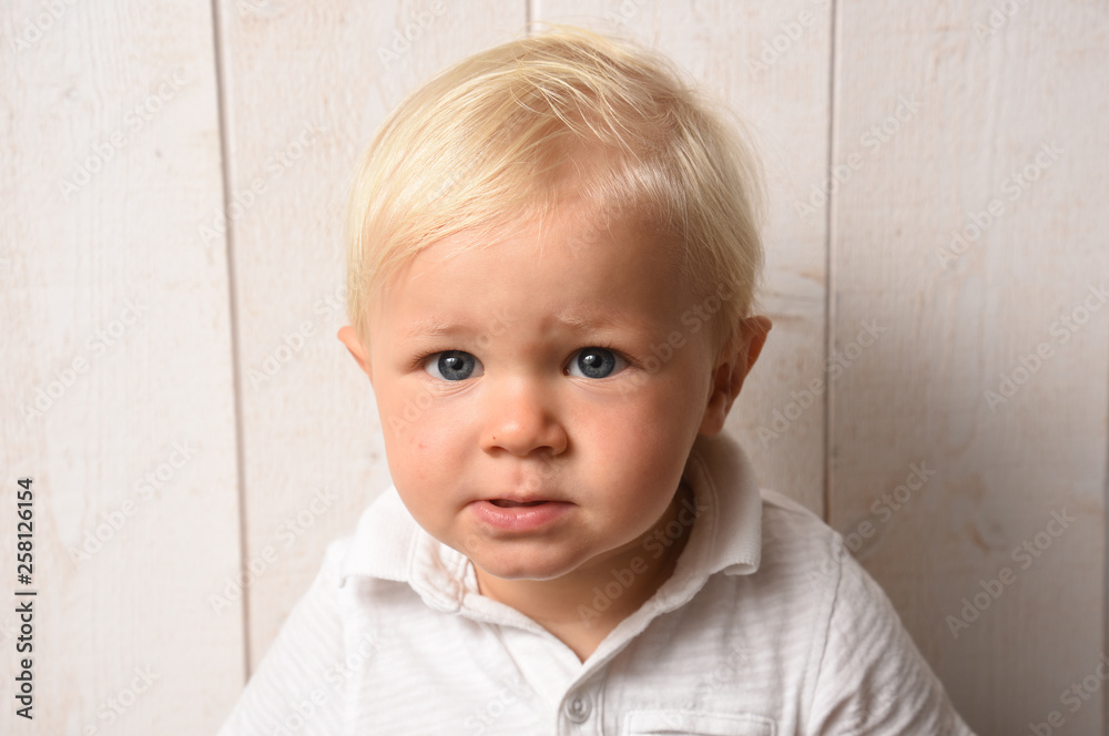 Fototapeta premium blond child with a white shirt
