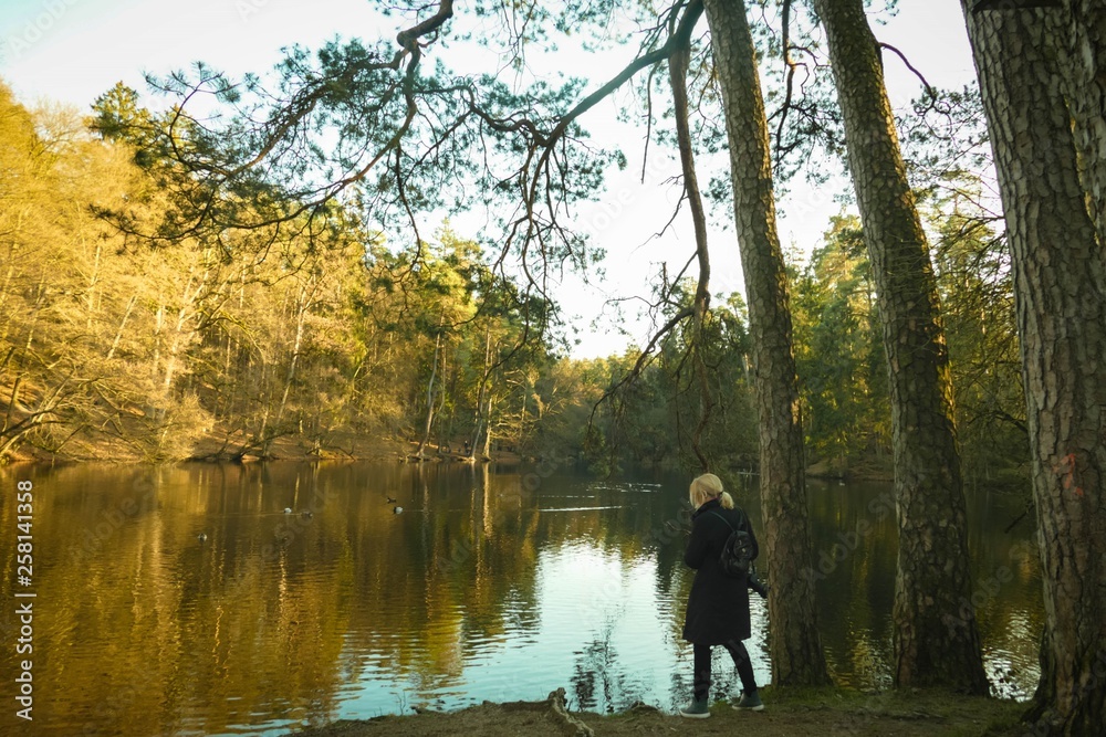 Spaziergängerin am Donoperteich