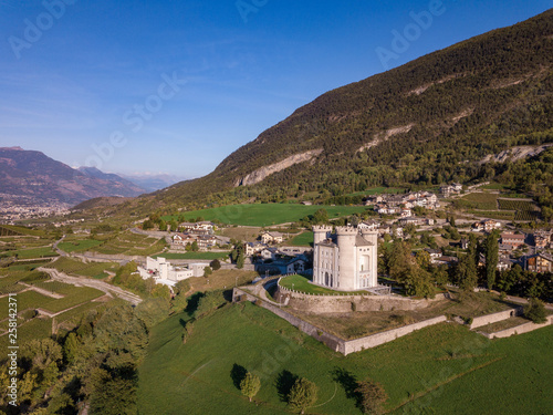 Vista aerea del castello di aymavilles, Aosta, Italia photo