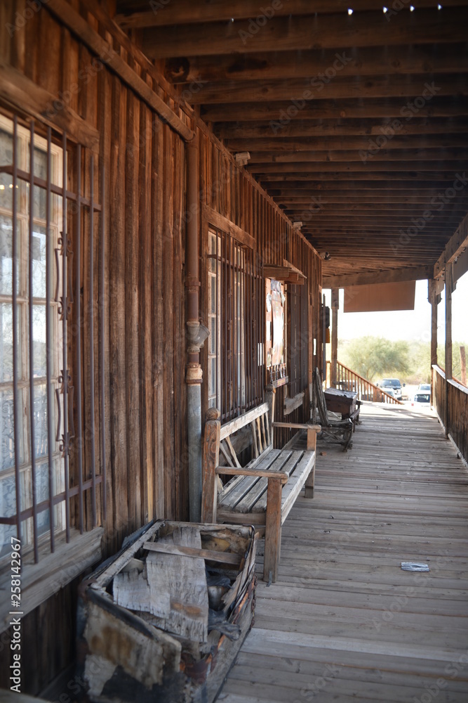 Obraz premium Apache Junction, AZ., 85119. U.S.A. Jan. 15, 2018. Goldfield ghost town. Gold mining from 1892; stopped circa 1921. Tourist arrived 1988. Weathered wooden buildings, quaint shops and saloon.