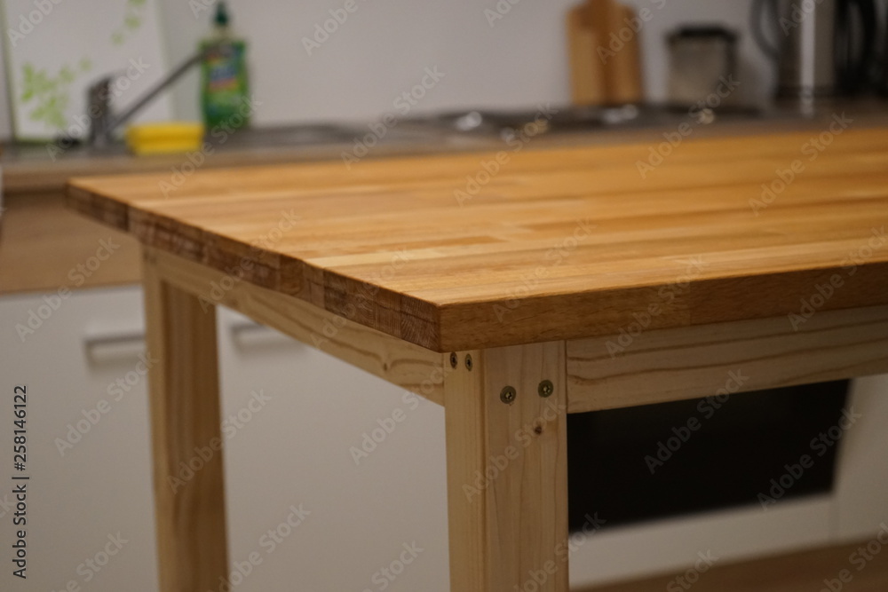 Selbstgebauter Holztisch (Bar) aus Buche und Kiefer in einer Küche