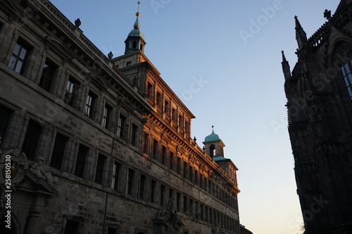 Obraz na płótnie Altes Rathaus in Nürnberg im Sonnenuntergang w salonie