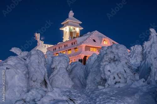 Fichtelberghaus Oberwiesenthal in der blauen Stunde, Erzgebirge Sachsen, Schnee, märchenhafter Anblick der verschneiten Bäume