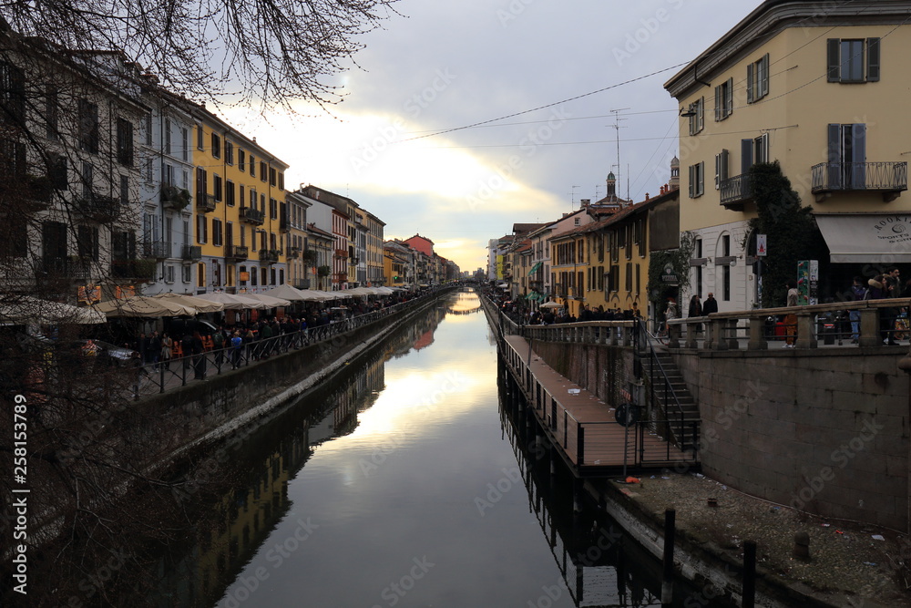 Il Naviglio a Milano con riflesso del cielo sull'acqua