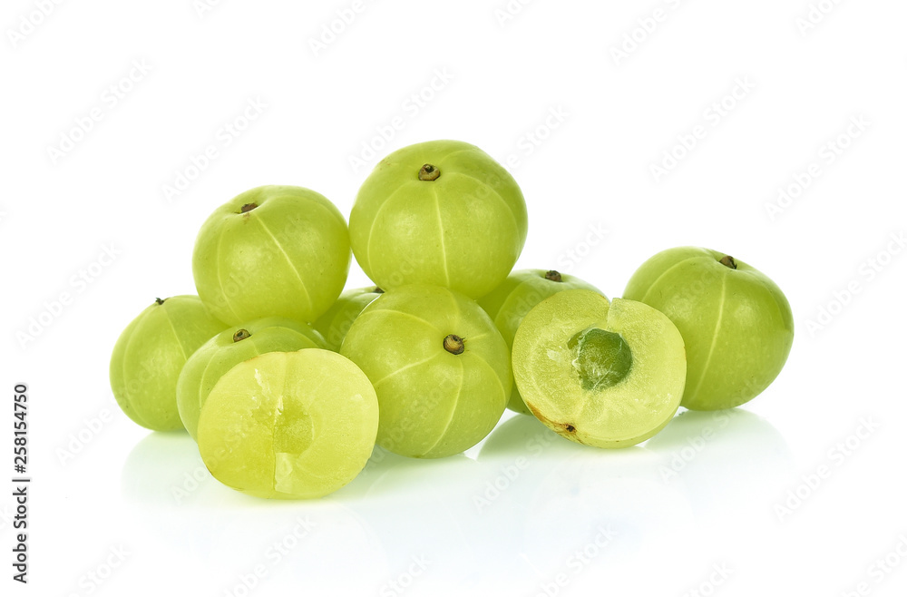 Obraz premium Indian gooseberry isolated on white background