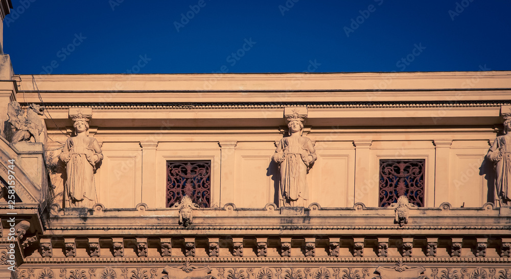 Fototapeta premium Statues on a wall Naples