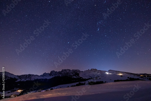 Sternenhimmel über den winterlichen Bergen