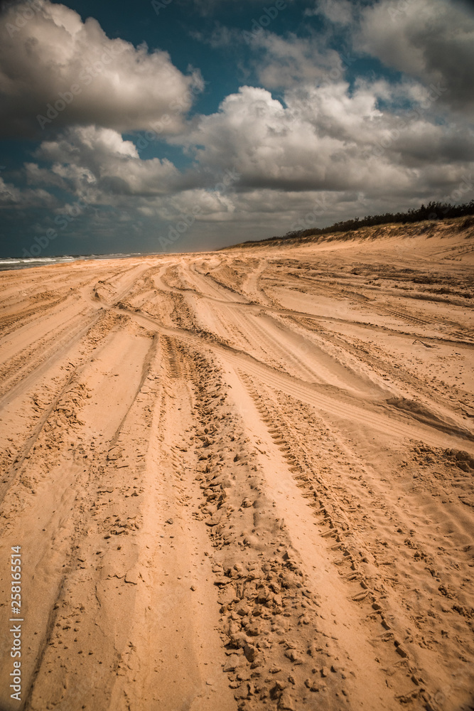 Fahrspuren und Fahrrillen im Sand eines befahrbaren Strandes auf Fraser Island