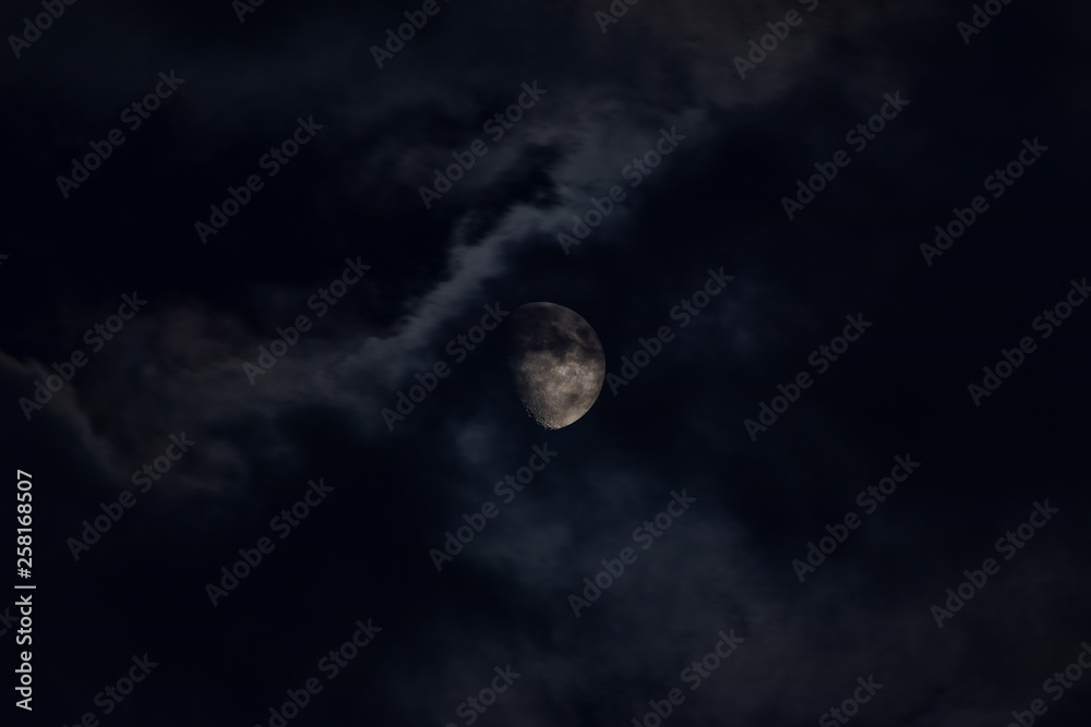 Fototapeta premium Mond hinter Wolken