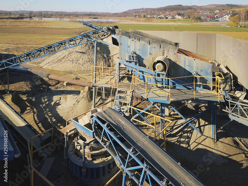 Elements of equipment for the extraction and sorting of rubble. Production of construction materials. Metal construction for working with stone and rocks. Slag of gravel under the conveyor belt